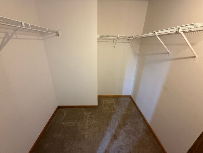 Building Photo - Condo DT Saint Paul 2 Bedroom 2 Bath-Enjoy sitting on a patio and enjoy the views