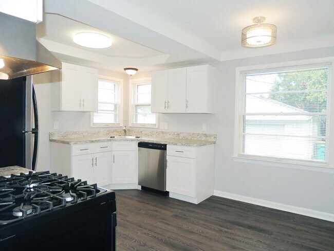 Building Photo - 3 Bed - 1 Bath Cape Code for Rent in Maple Heights!