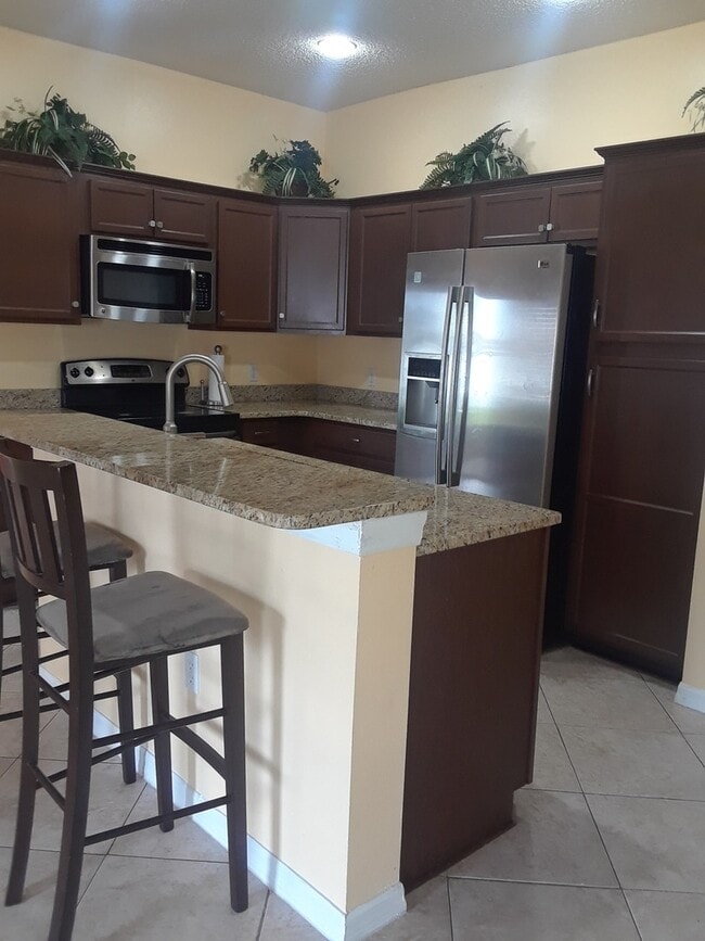 Building Photo - Spacious 4-Bedroom Home in Poinciana!