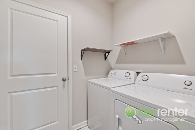 Building Photo - NOVEMBER FREE RENT!! 5 Bedroom 3 Bath Home...