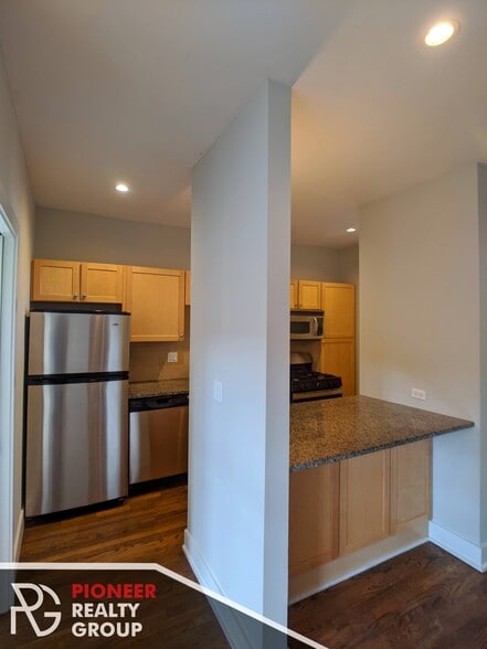 Building Photo - 736 W Addison St