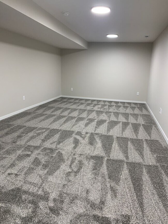 Building Photo - Zero entry ranch townhome with 2 stall garage. Laundry on main level, 2 bedrooms/2.5 bath in SE L...