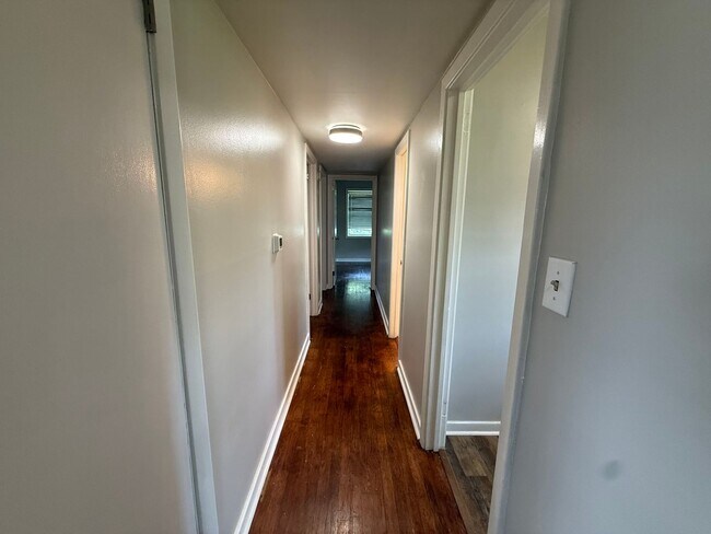 Building Photo - 3035 Holiday Dr SW