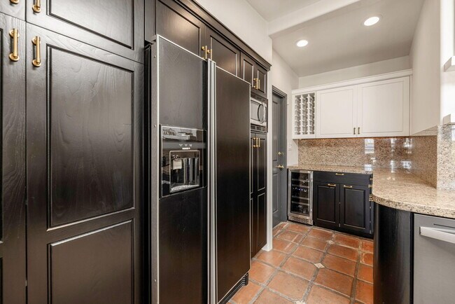 Building Photo - 46310 Shadow Mountain Dr