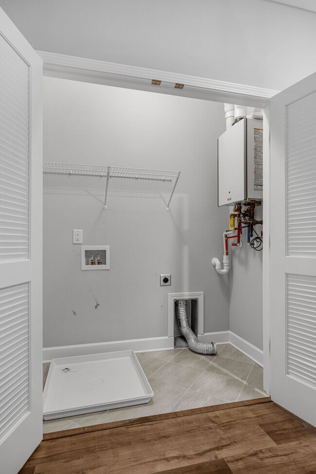 Building Photo - 300 Kara Ln