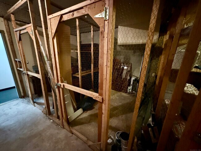 Building Photo - 495 Vincelette St