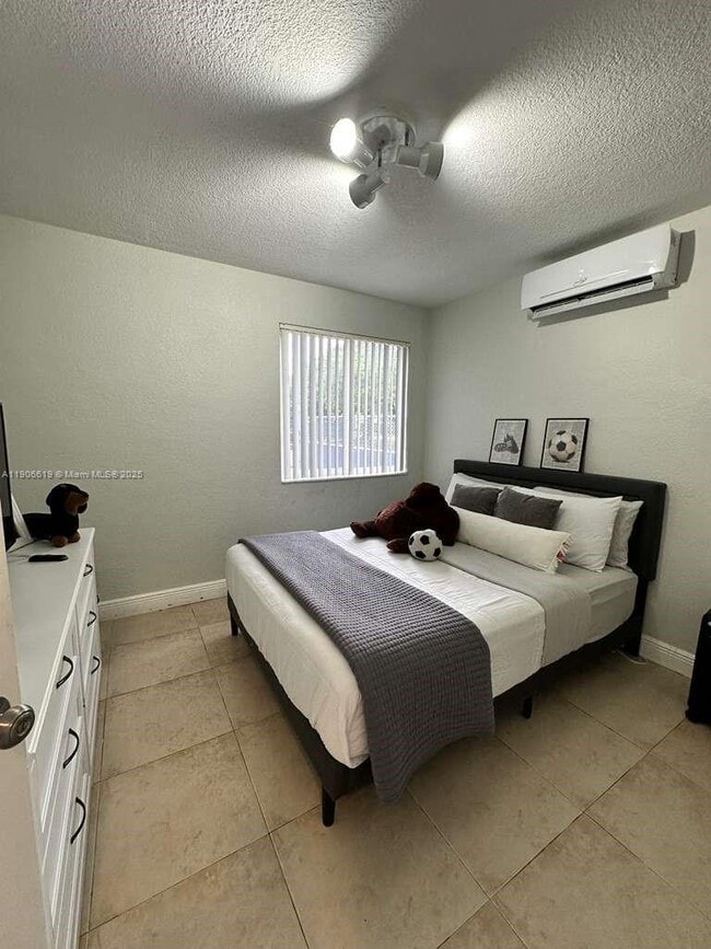 Building Photo - 585 SW 11th St