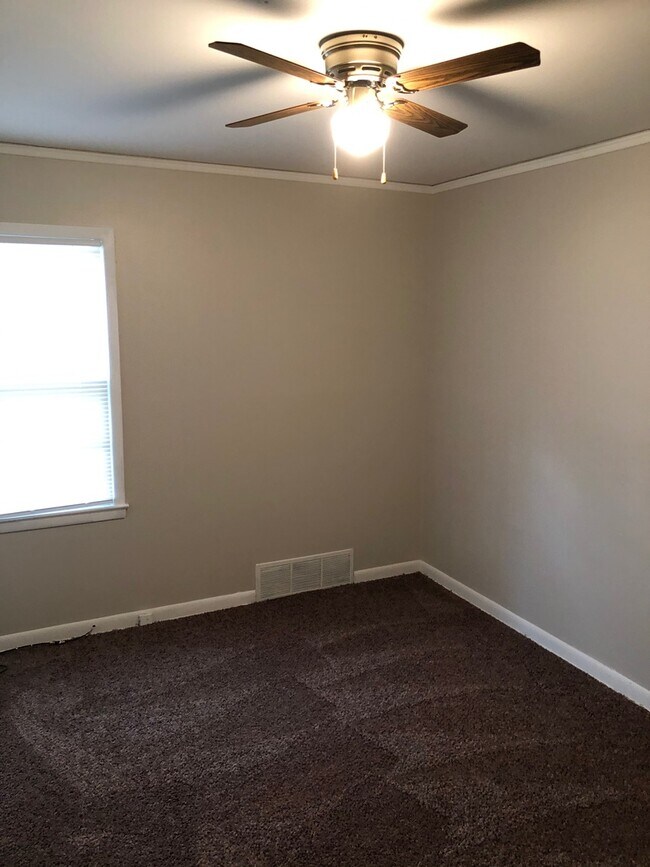Building Photo - 3 bed 1 bath $1295 3 Bed 1 Bath with attached Garage