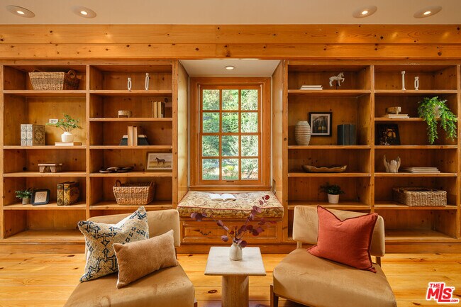 Building Photo - 7972 Mulholland Dr