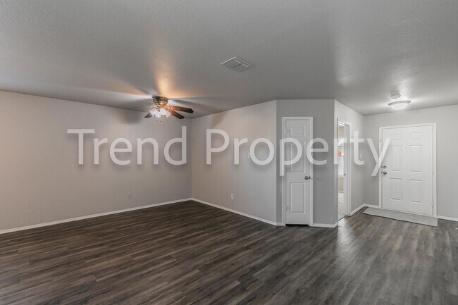 Building Photo - Beautiful Single Story 4 bedroom in Burles...