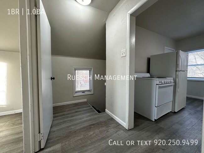 Building Photo - Recently Remodeled 1 Bedroom Upper Duplex ...