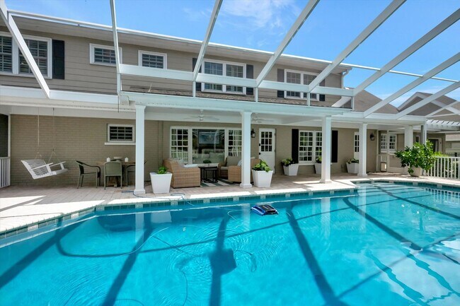 Building Photo - Luxury 5 Bed/4 Bath Pool Home on a Golf Course in Central Sarasota