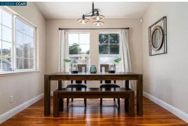 Building Photo - Two Bedroom/Two Bathroom Condo Available i...