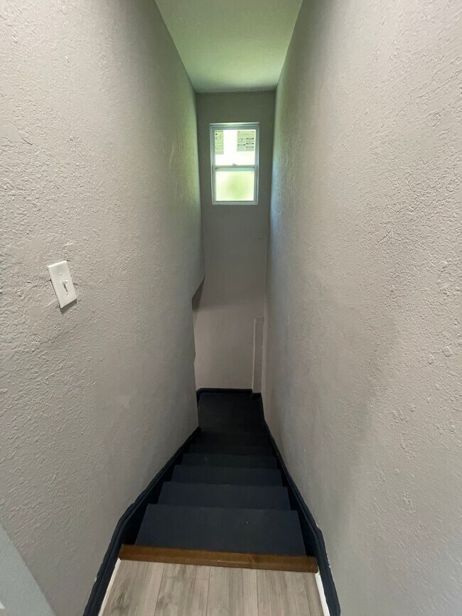 Building Photo - Charming Upstairs 2/1 - Available Now!