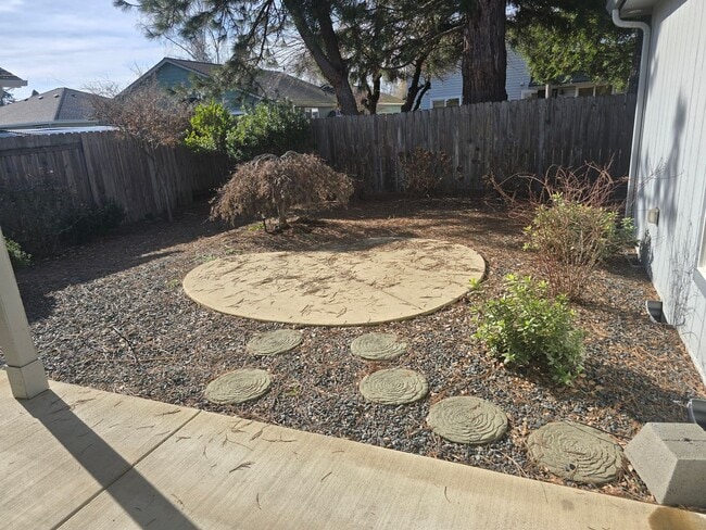 Building Photo - 3 bed 2 bath Home for Rent in Grants Pass