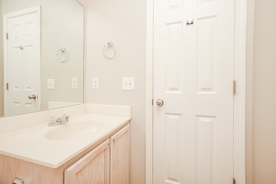 Building Photo - 7375 Ole Nottingham Dr