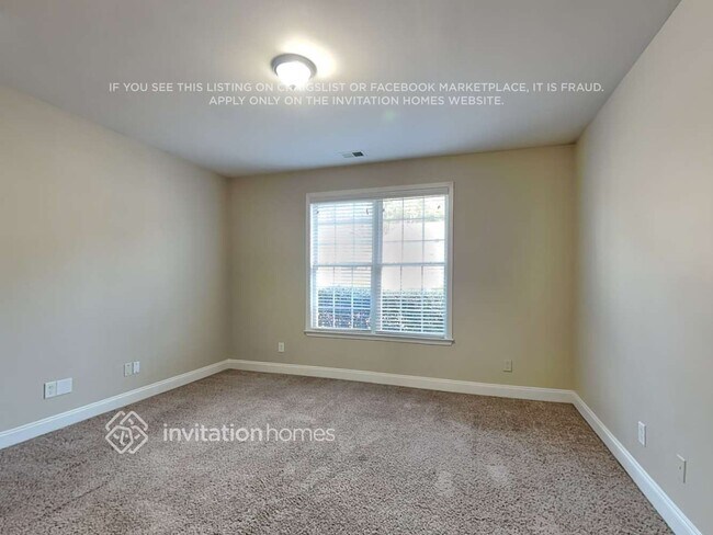 Building Photo - 490 Roland Manor Dr