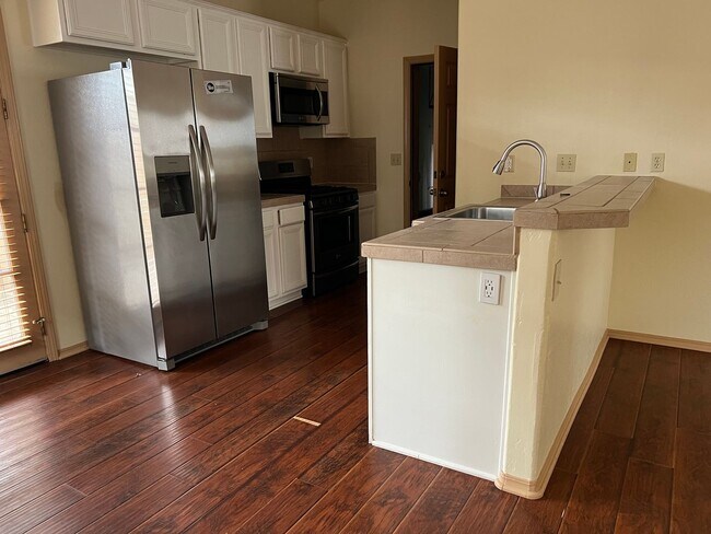 Building Photo - Spacious 3 Bedroom Home