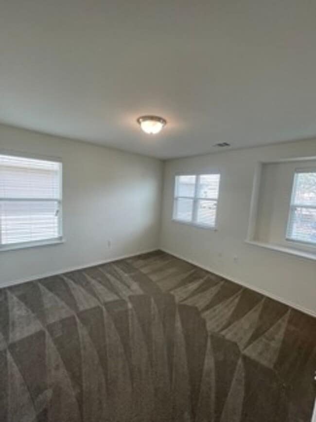 Building Photo - 813 Sandhill Branch Dr