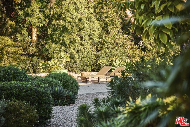 Building Photo - 6715 Fernhill Dr