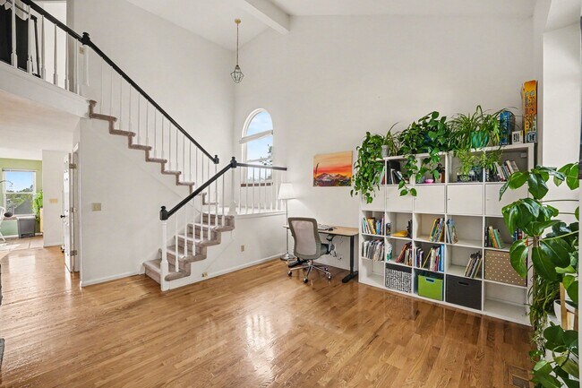 Building Photo - 448 Somerset Dr