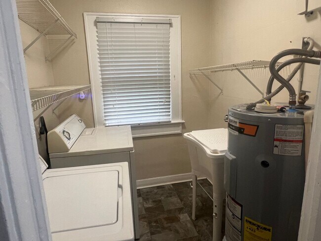 Building Photo - Tampa Heights Bungalow walk to Armature Works