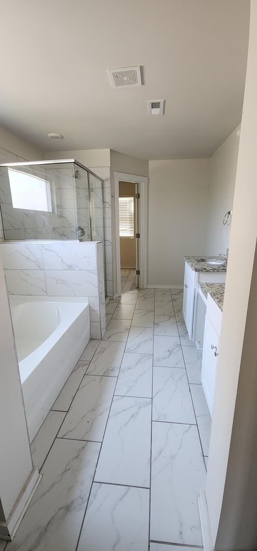 Building Photo - Spacious 4BR House in Charlotte