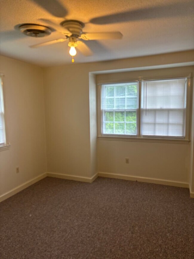 Building Photo - Very nice Townhome