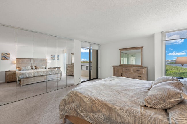 Building Photo - 5550 N Ocean Dr