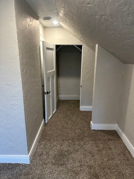 Building Photo - 307 N Mary St