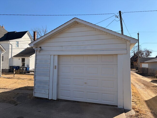 Building Photo - Charming 2-Bedroom Home with Porch and Garage!