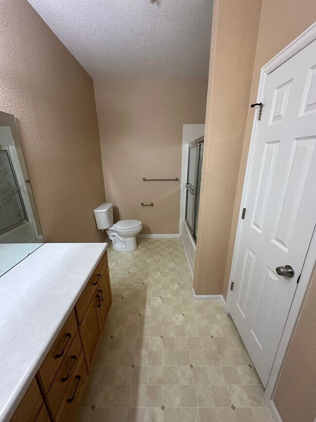 Building Photo - Move in ready 2-bedroom Condo- Community P...