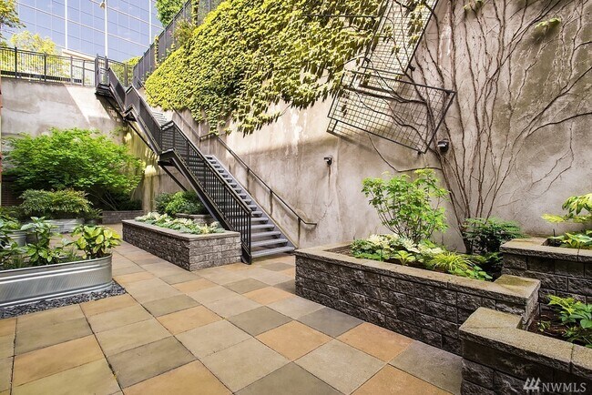 Building Photo - 108 5th Ave S