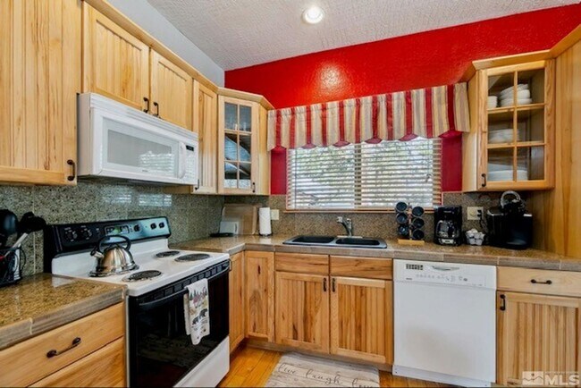 Building Photo - Large quiet condo backs to the forest