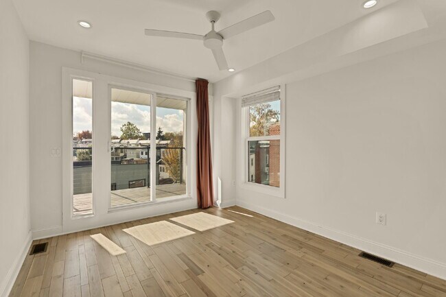 Building Photo - Penthouse 2BR/2.5BA with 3 Private Outdoor...