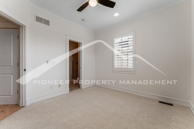 Building Photo - Gorgeous Home with Central AC and Washer/Dryer
