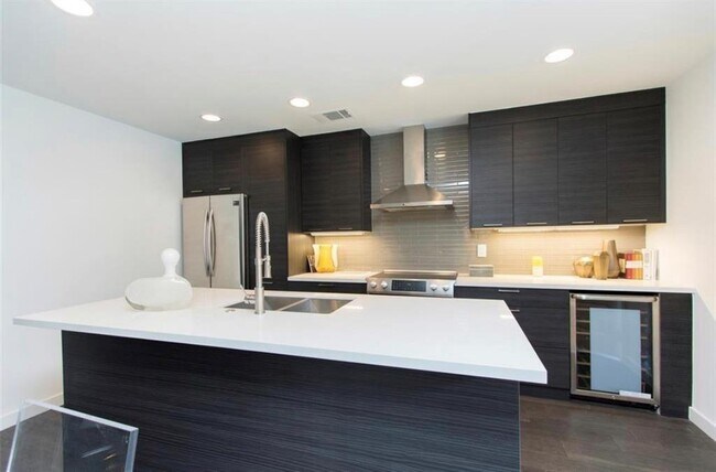 Building Photo - 1410 Hyde Park Blvd