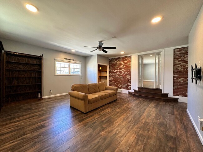 Building Photo - 3 bedroom 2 bath home in a great area filled with tons of extras you will LOVE!