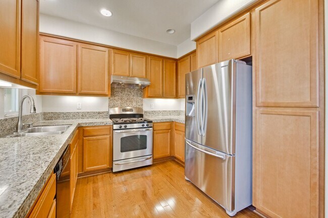 Building Photo - Excellent 4 Bed 2.5 Bath Town Home!