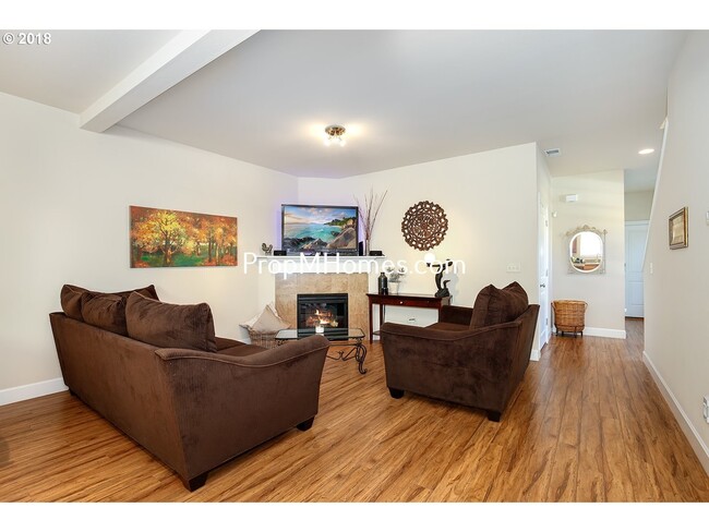 Building Photo - Charming Damascus Three Bedroom Townhome i...