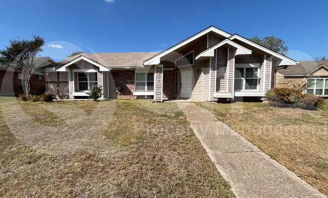 Building Photo - 1517 Yorkshire Dr