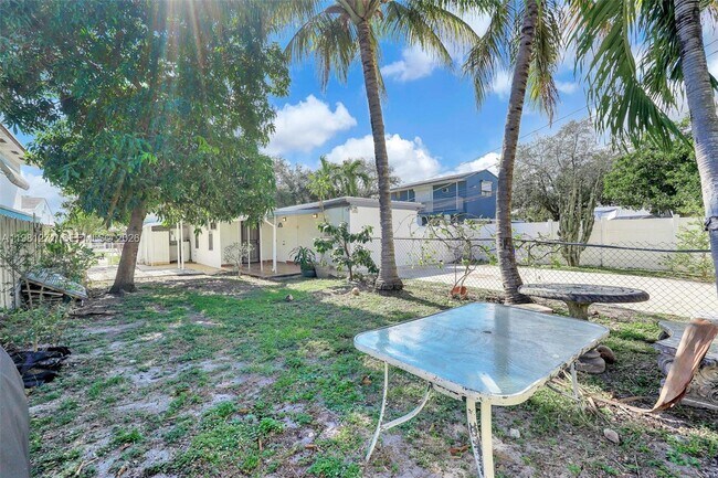 Building Photo - 2419 Coolidge St