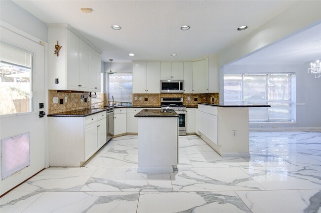 Building Photo - 115 Crimson Bay Dr