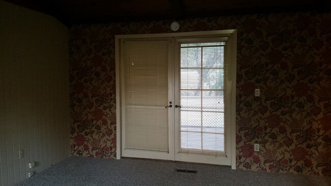 Building Photo - Occupied, do not disturb tenants. 1950's Craftsman 2br 2ba duplex on two levels, lawncare provide...