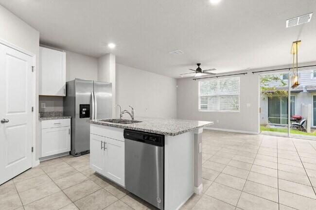 Building Photo - Town Home For Rent in Brandon with TONS OF UPGRADES!