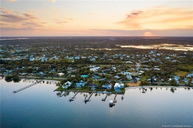 Building Photo - 1097 NE Kubin Ave