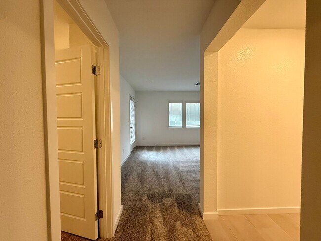 Building Photo - BRAND NEW 3 BED 2.5 BATH 2 BALCONY 2 CAR GARAGE TOWNHOUSE IN HENDERSON FOR RENT!!