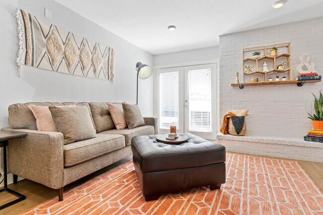 Building Photo - 909 Reinli St