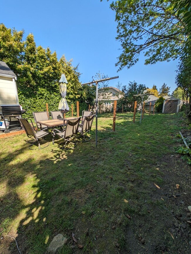 Building Photo - Updated 3 Bedroom Charmer in the Heart of ...