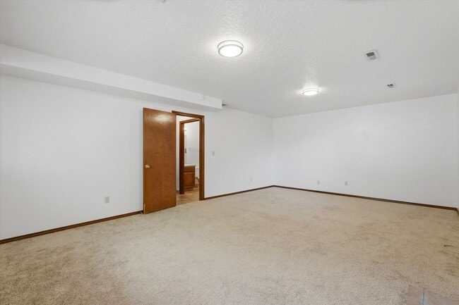 Building Photo - Sweet and spacious home in Beaverton with a garage and large fenced yard available now!